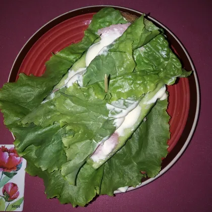 Бутерброд с ветчиной и салатом "Латук"