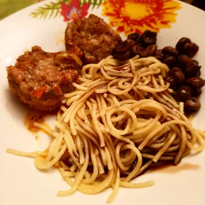 Тефтели в томатном соусе и спагетти с шафраном