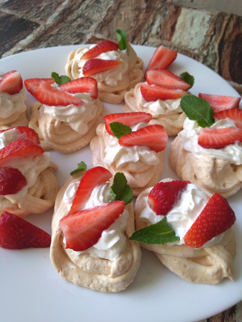 Безе с клубникой и сливками