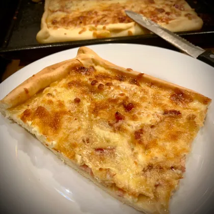 Пицца бланка с беконом и сыром «камамбер». Пицца в духовке