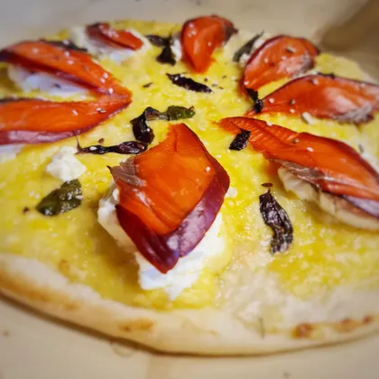 Пицца с красной рыбой и сливочным сыром