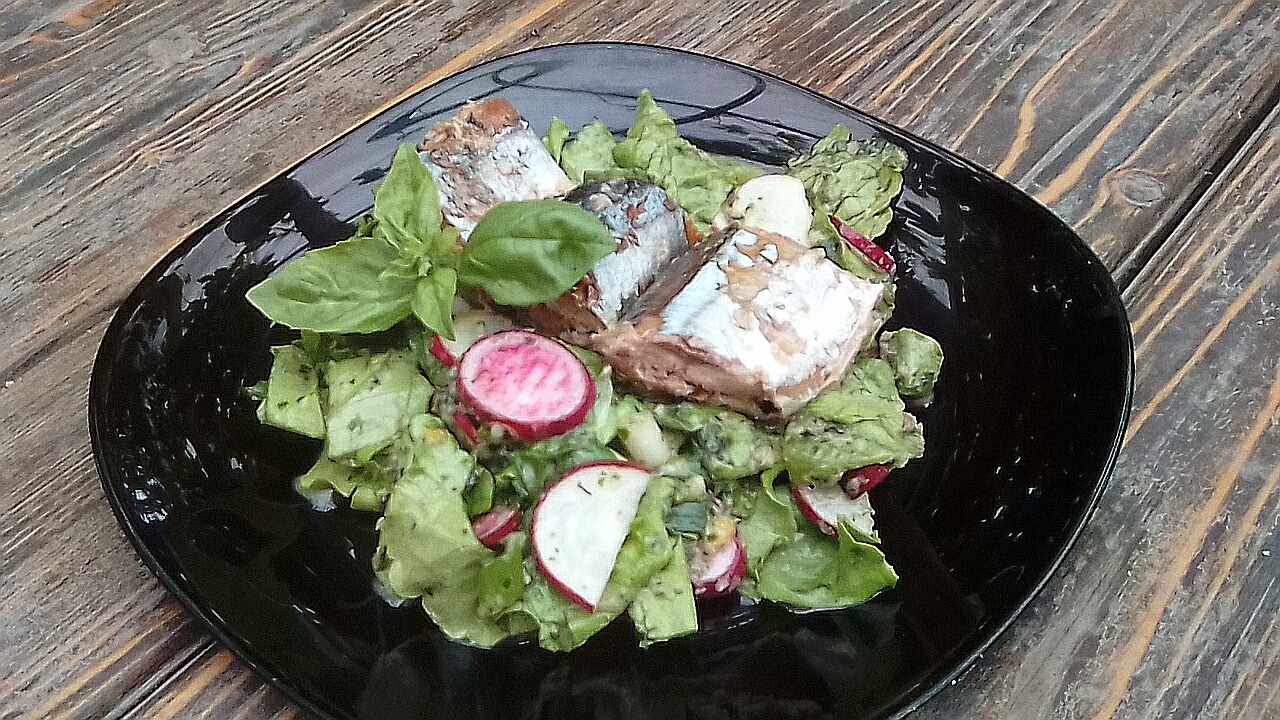 30 минут на кухне: салат с консервированным тунцом и зеленым горошком