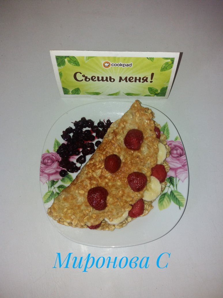 Овсяноблин с бананом, клубникой и смородиной