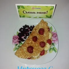 Овсяноблин с бананом, клубникой и смородиной