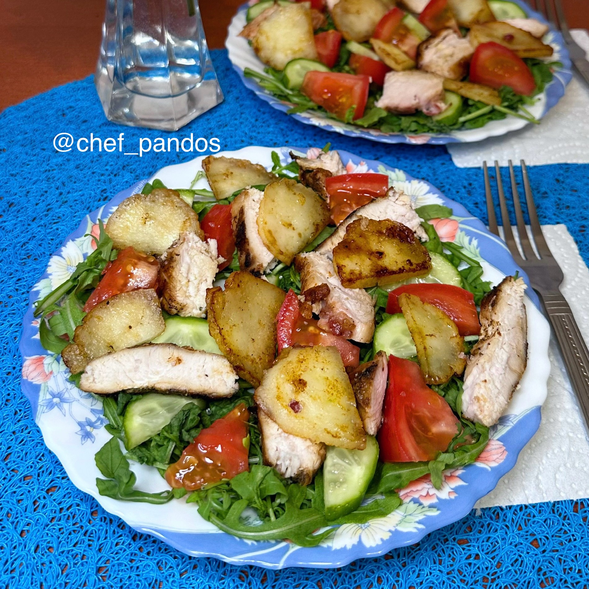 Тёплый салат с адыгейским сыром, курицей и овощами