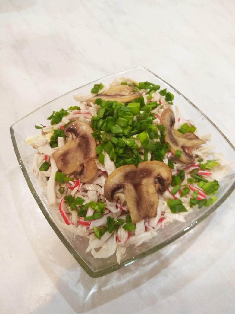 Салат с жареными крабовыми палочками