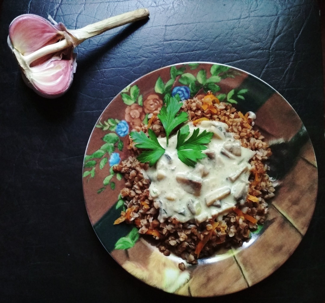 Гречка с грибной подливой (сливочно-чесночный соус) #неПП