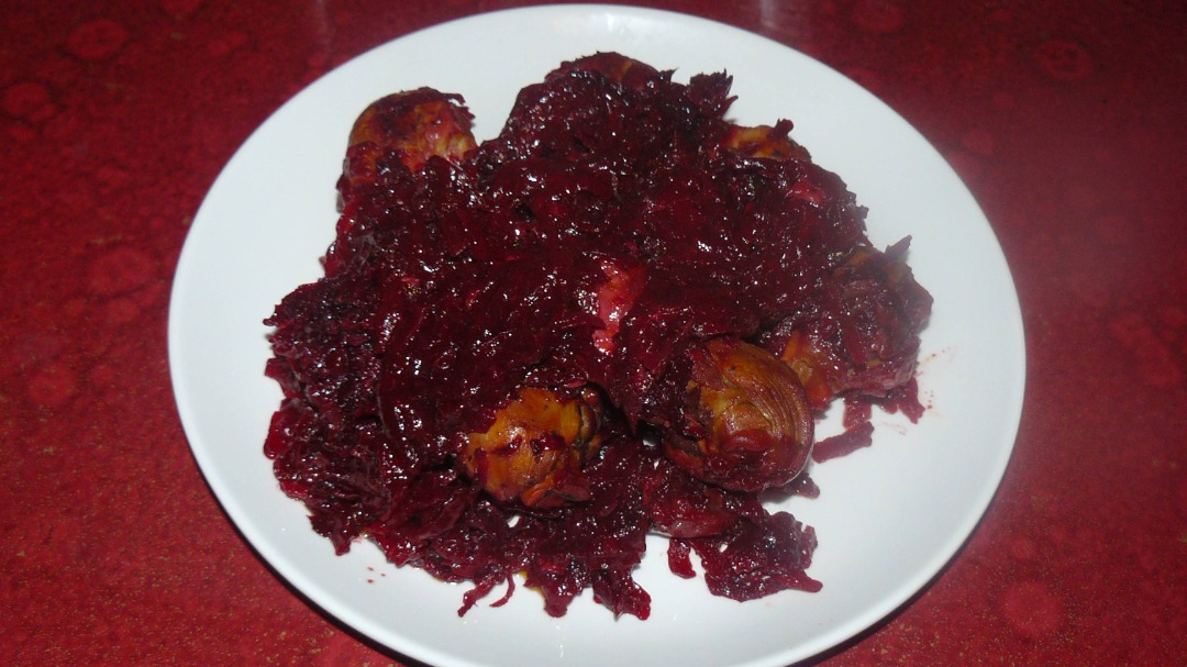 Куриные голени со свеклой и луком