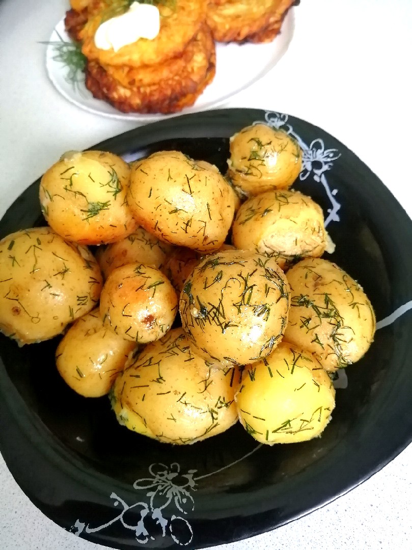 Молодая картошечка с чесноком и зеленью на сковороде