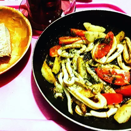 Теплый салат или Ужин из кальмаров и овощей за 15 минут