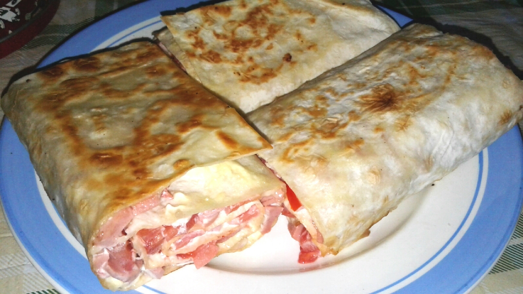 Рулет из лаваша обжаренный