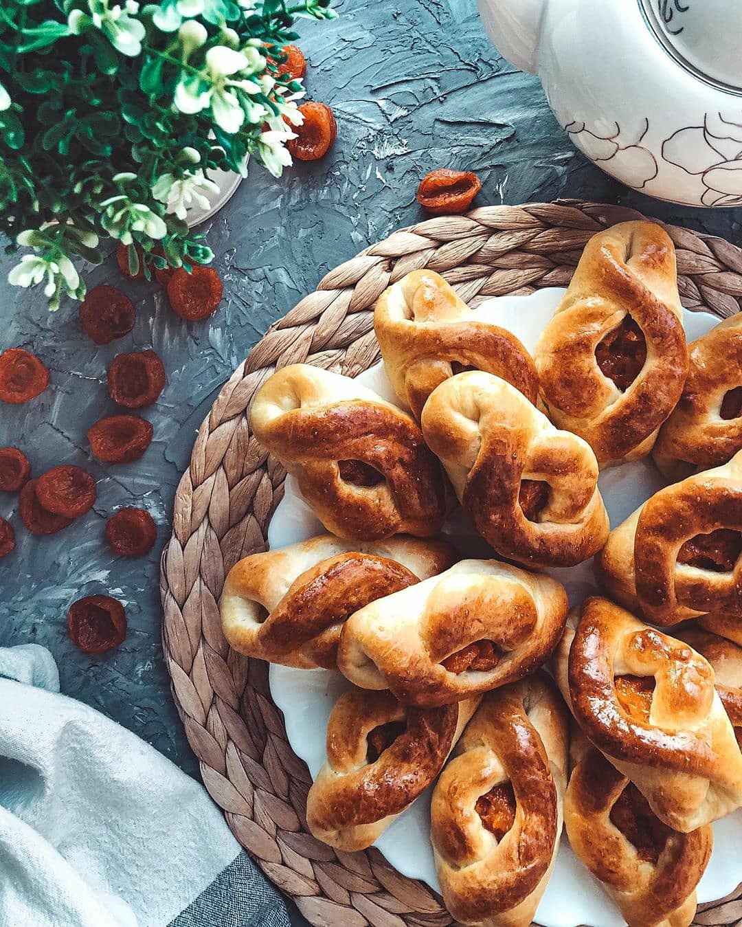 Бантики с курагой из дрожжевого теста