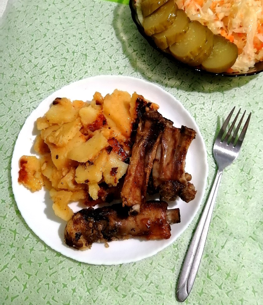 Свиные ребрышки с квашеной капустой и картофелем в мультиварке