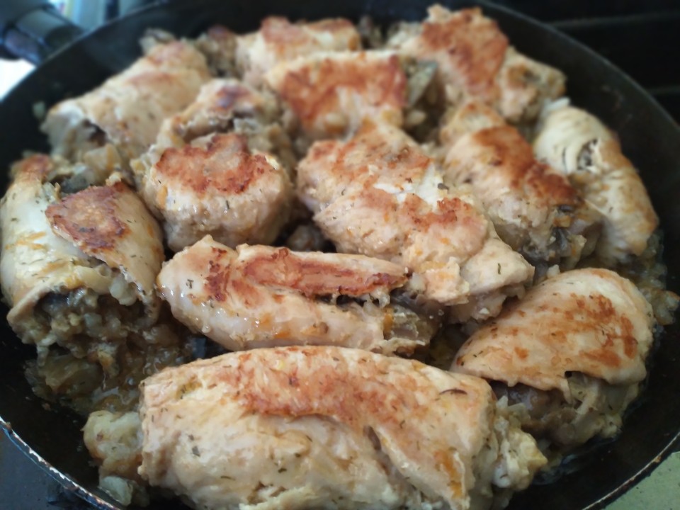 Куриные рулеты с грибами, луком и рисом