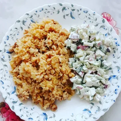 Рис с овощами и мясом и летним салатом