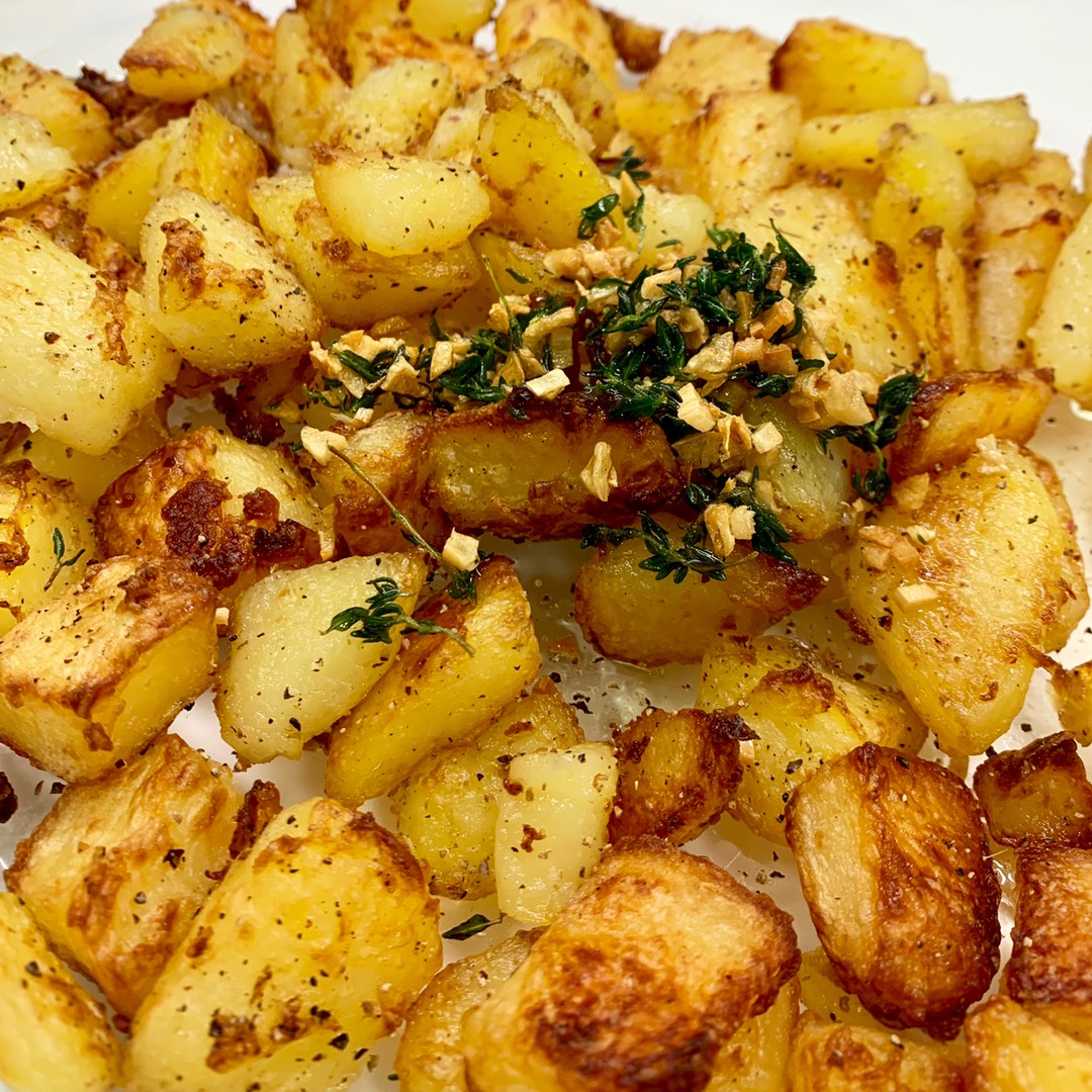 Картофель с зеленью и чесноком в духовке