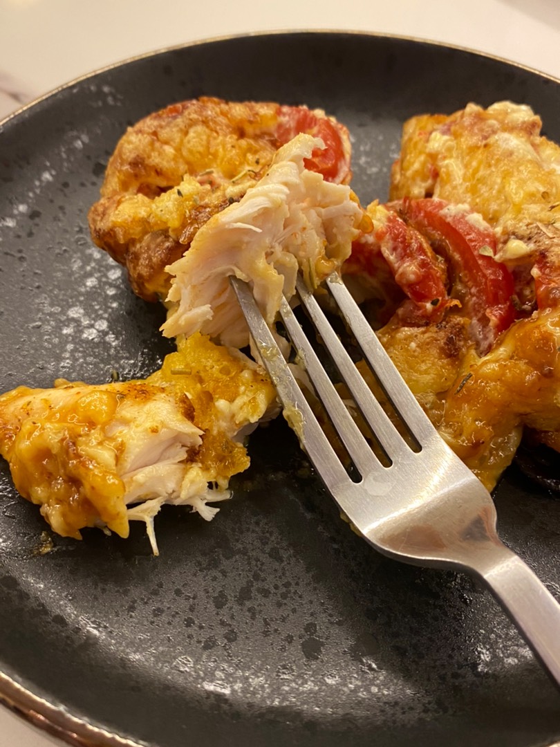 Курица с помидорами и сыром