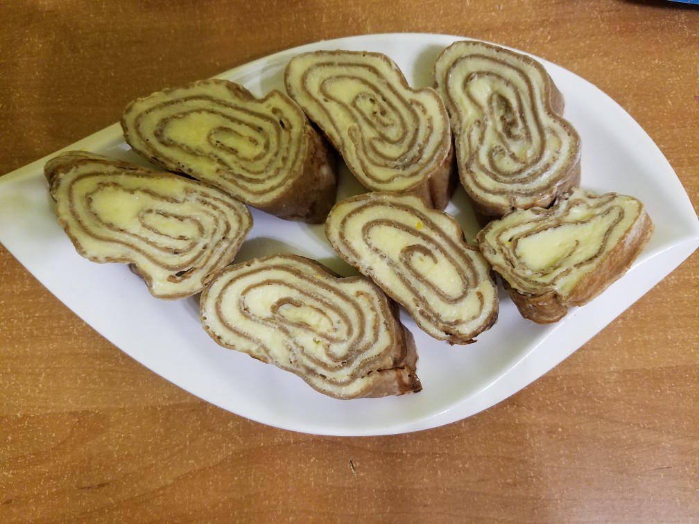 Шоколадные рулетики из блинов с сливочным кремом