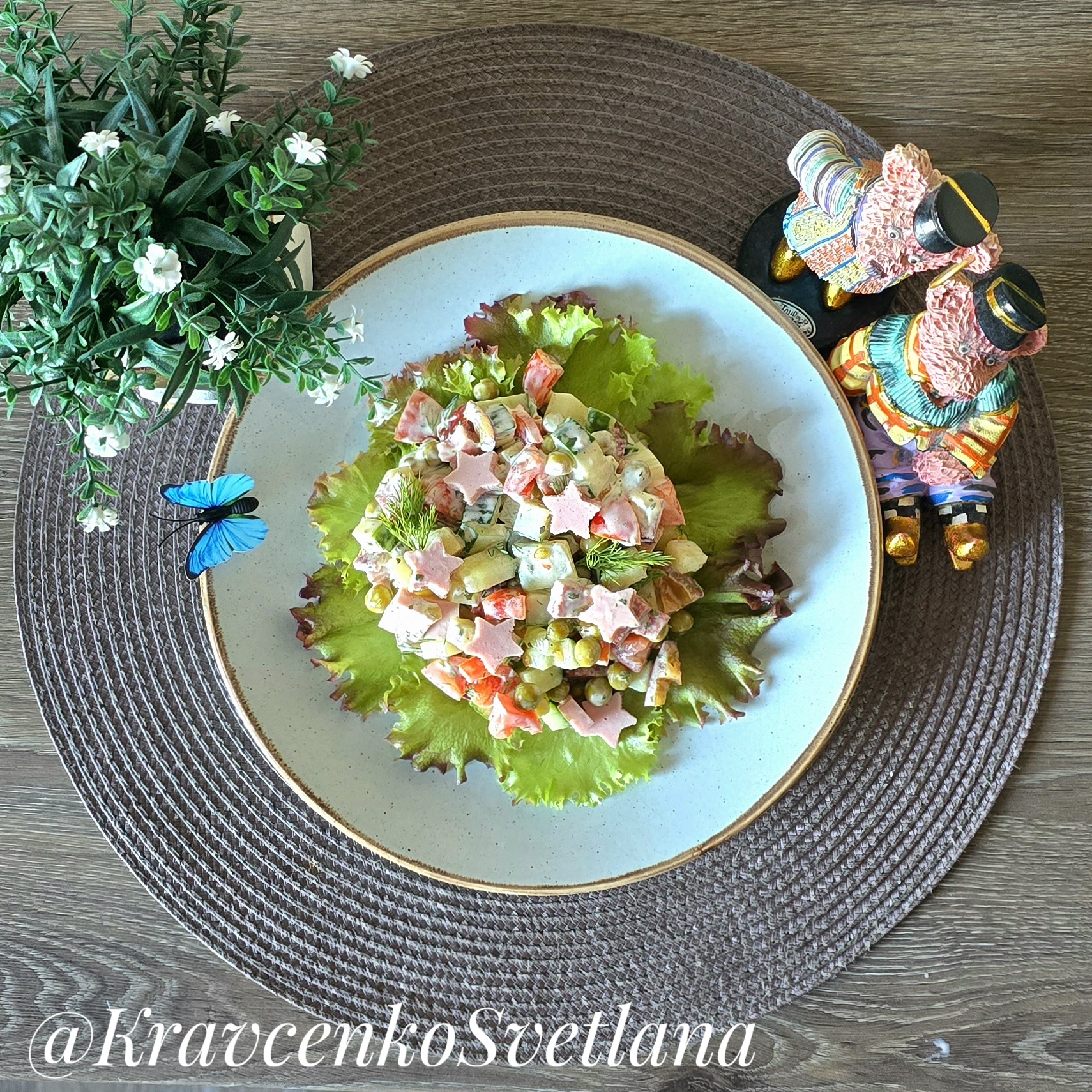 Овощной салат с колбасой