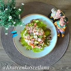 Овощной салат с колбасой