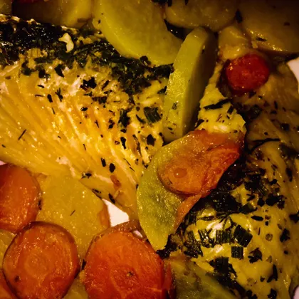 Рыба с морковью, картофелем и зеленью в фольге