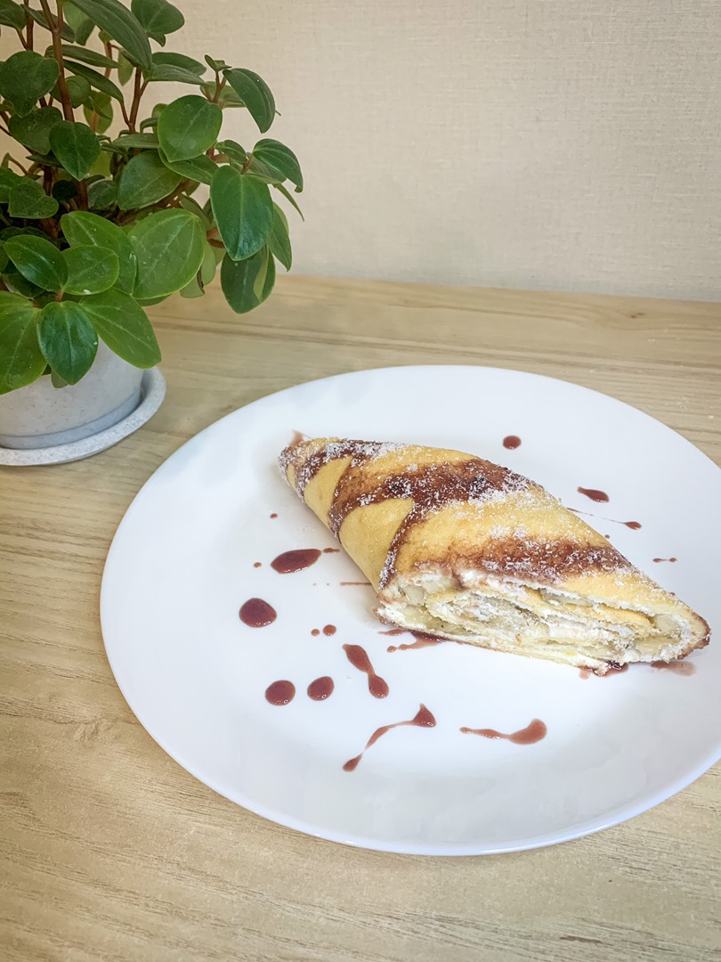 Меренговый рулет с клубникой