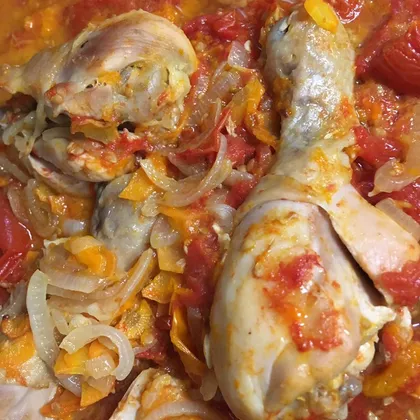 Тушеная курица с томатной подливой