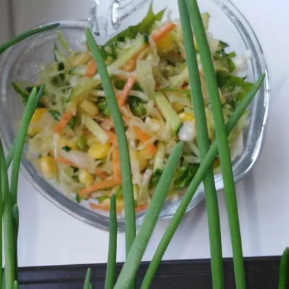 Салат из огурцов, свежей капусты и кукурузы