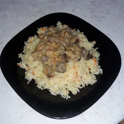 Рассыпчатый рис с куриными сердечками в сливочно-сырном соусе