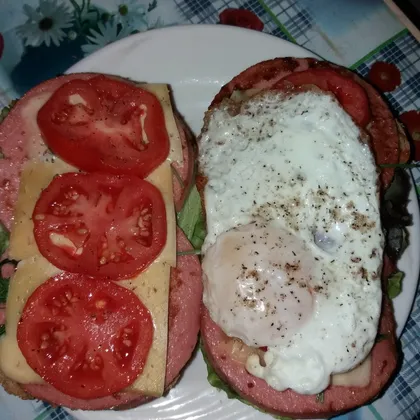 Завтрак для мужа с жареной колбасой