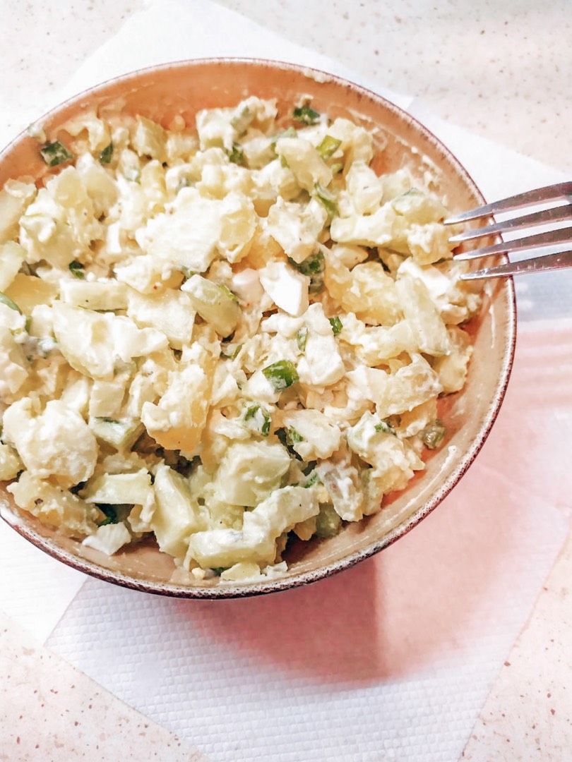 Салат с картофелем, яйцом и огурцом