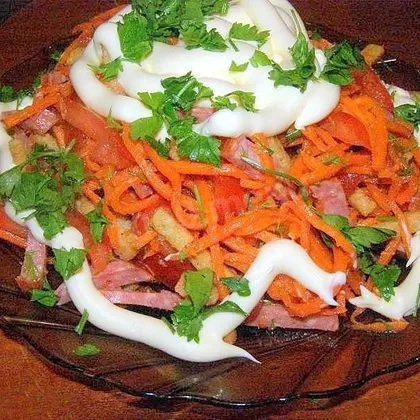 Салат с сухариками и копченой колбасой