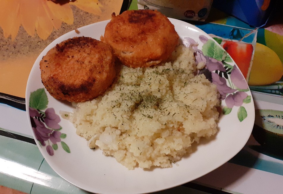 Кускус с луком и лососевыми котлетами