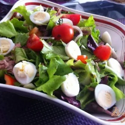 Овощной салат с тунцом и перепелиными яйцами