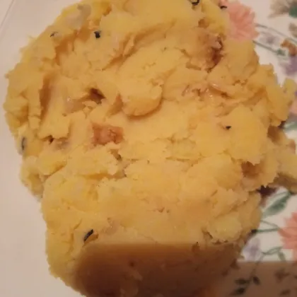 Картофельное пюре с луком и базиликом