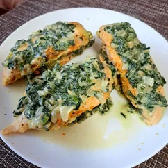 Куриные кармашки, фаршированные шпинатом 