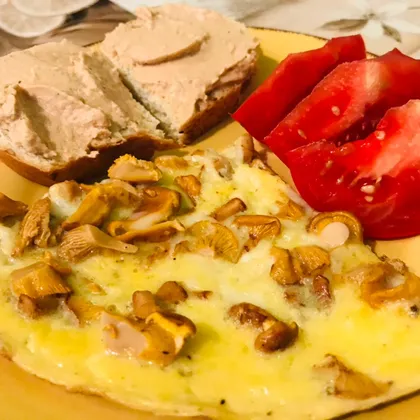 На завтрак- Французский омлет с лисичками и сыром