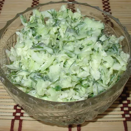 Салат из молодой капусты с сыром фета