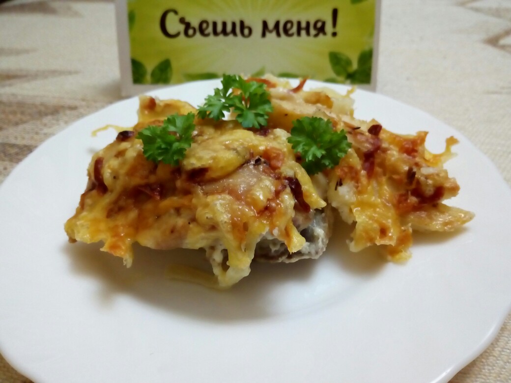 Куриные бедрышки с картофелем под сырной корочкой