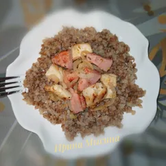 Гречка с поджаркой из курицы и колбасы 