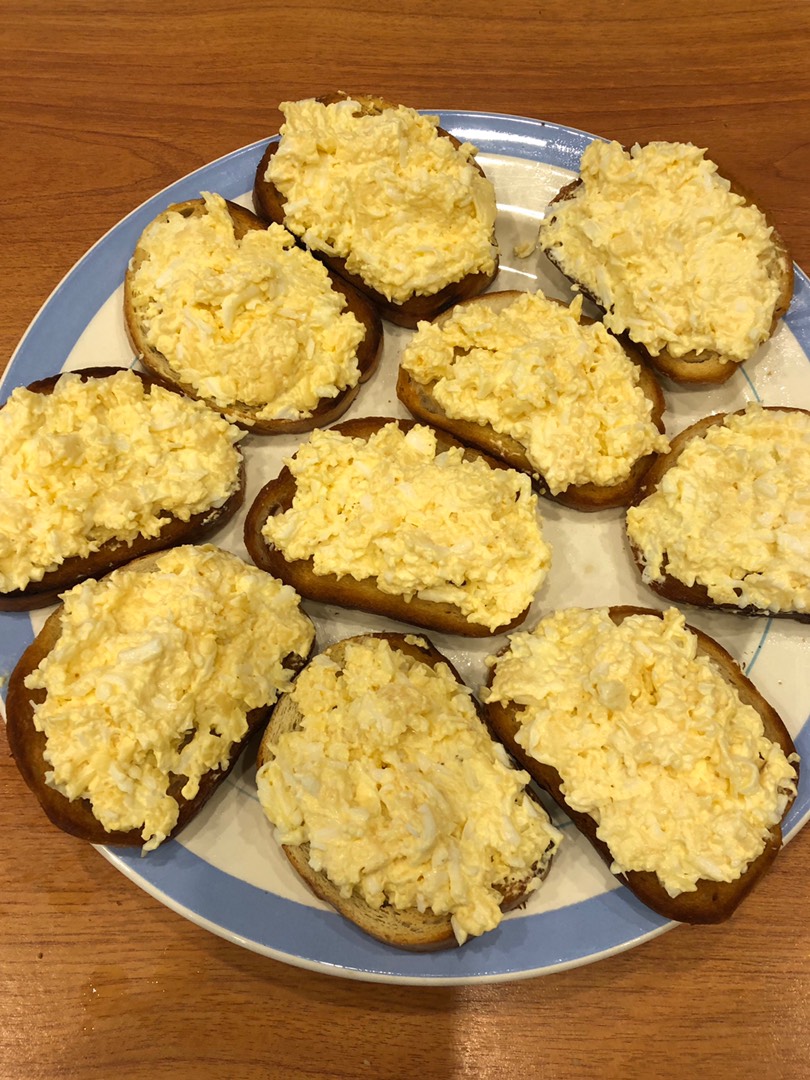 Салат с сыром, яйцами и чесноком - Лайфхакер