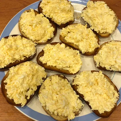 Бутерброды с яйцом, сыром и чесноком