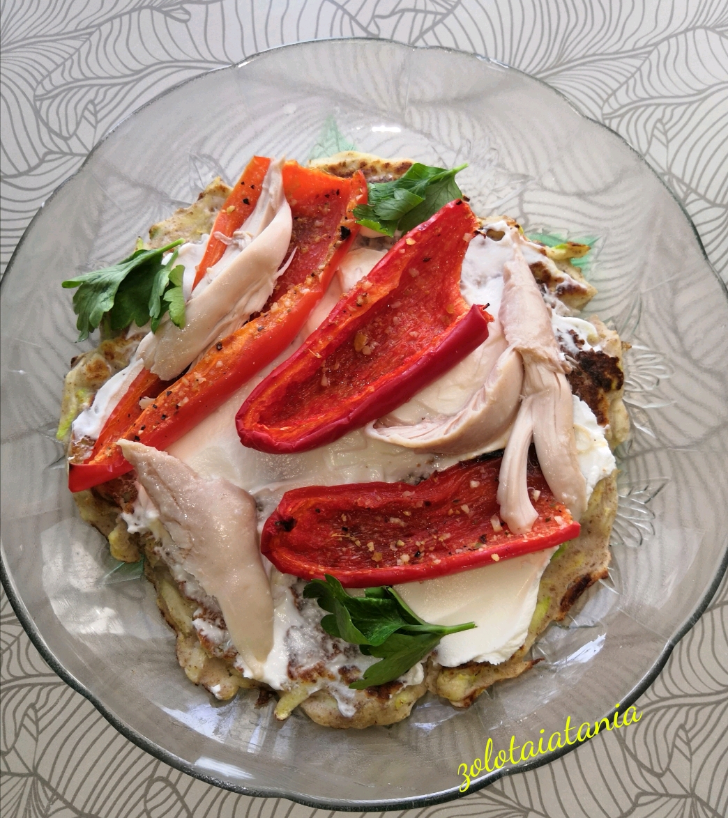 Кабачковая лепешка с печёным перцем и куриной грудкой