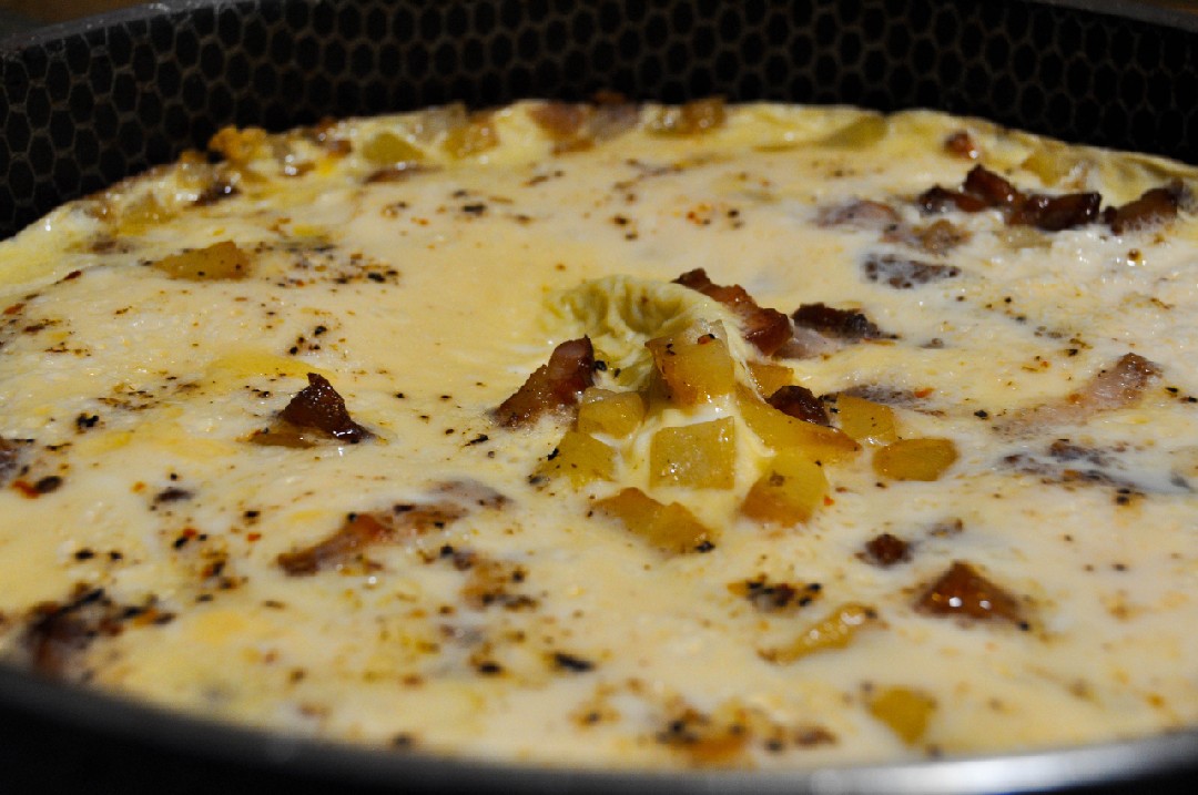 Крестьянский завтрак или омлет с копченной грудинкой и картофелем