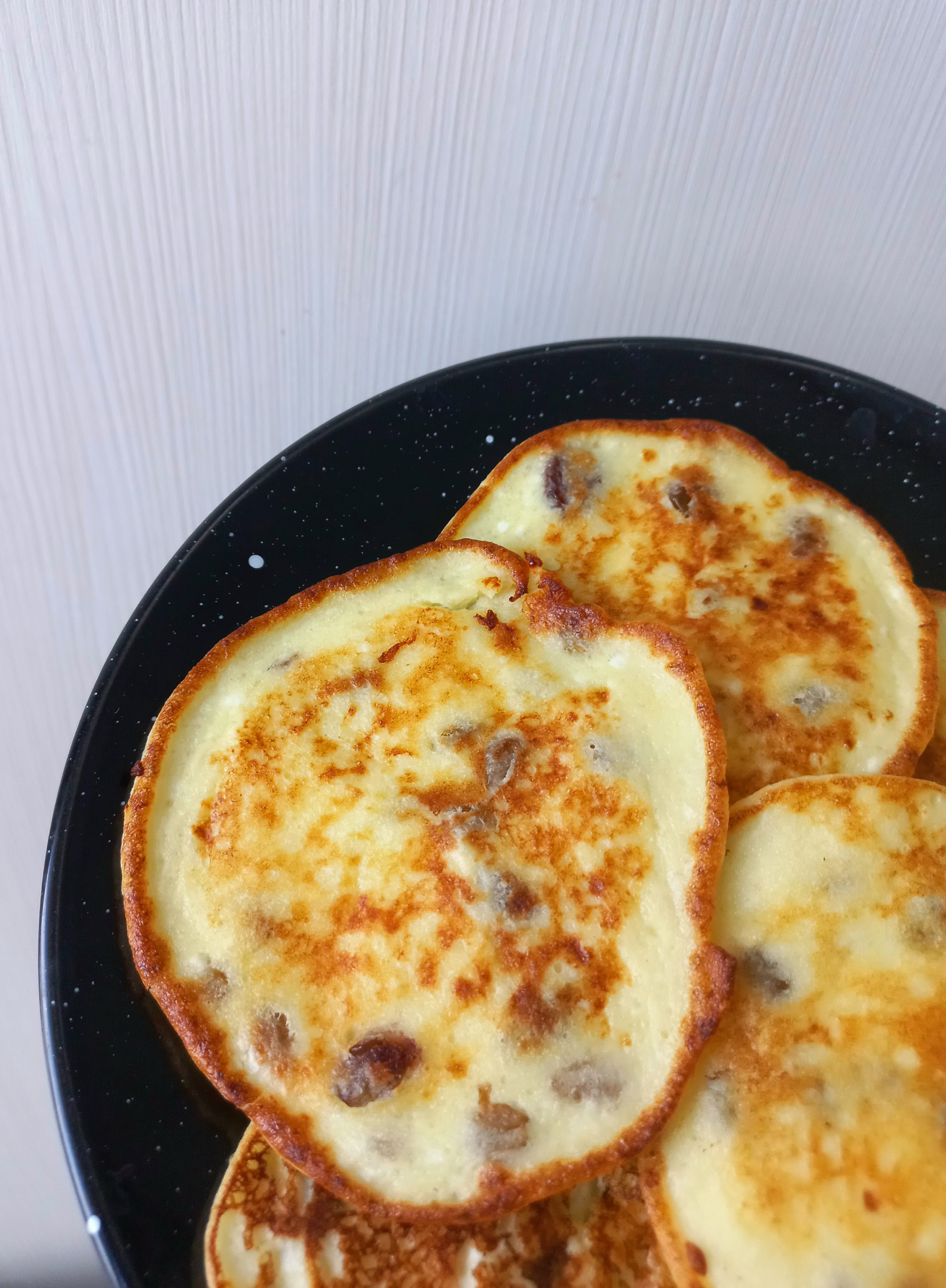 Творожные оладьи с изюмом