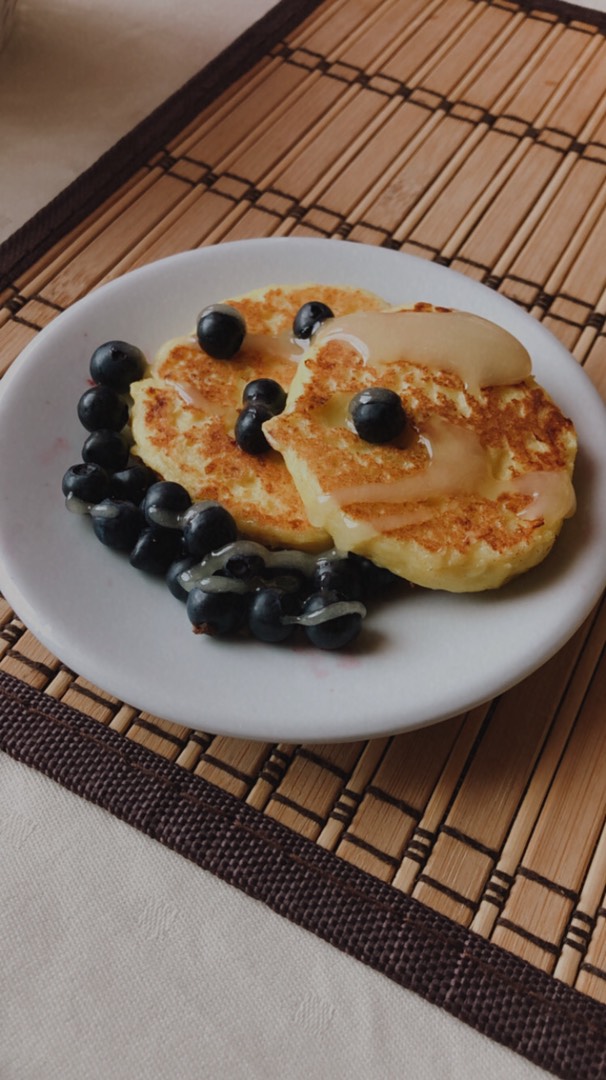 Сырники пп с мёдом и черникой