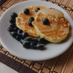 Сырники пп с мёдом и черникой