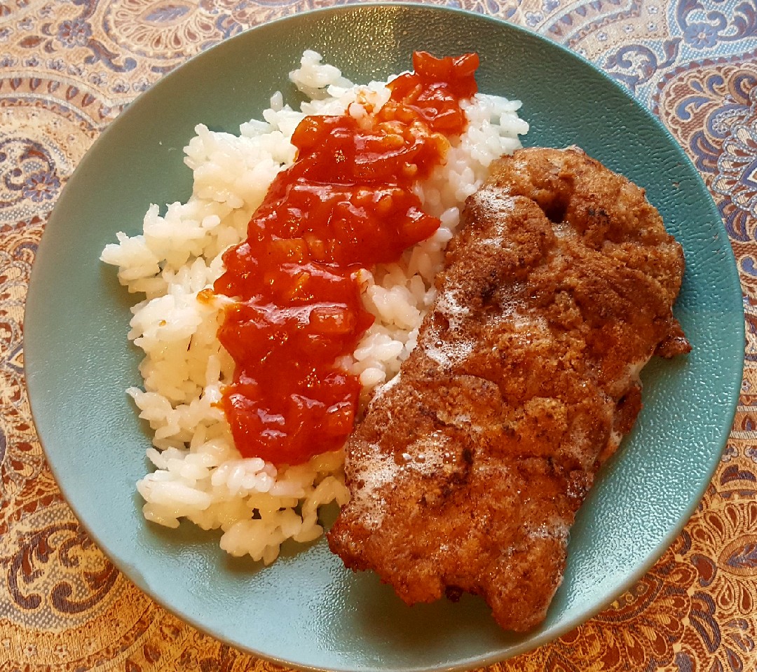 Отбивная из свинины с гарниром из риса и сладким соусом