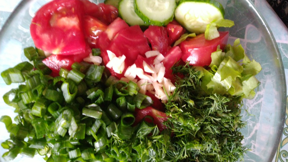 Салат «Летний» из свежих овощей со сметаной
