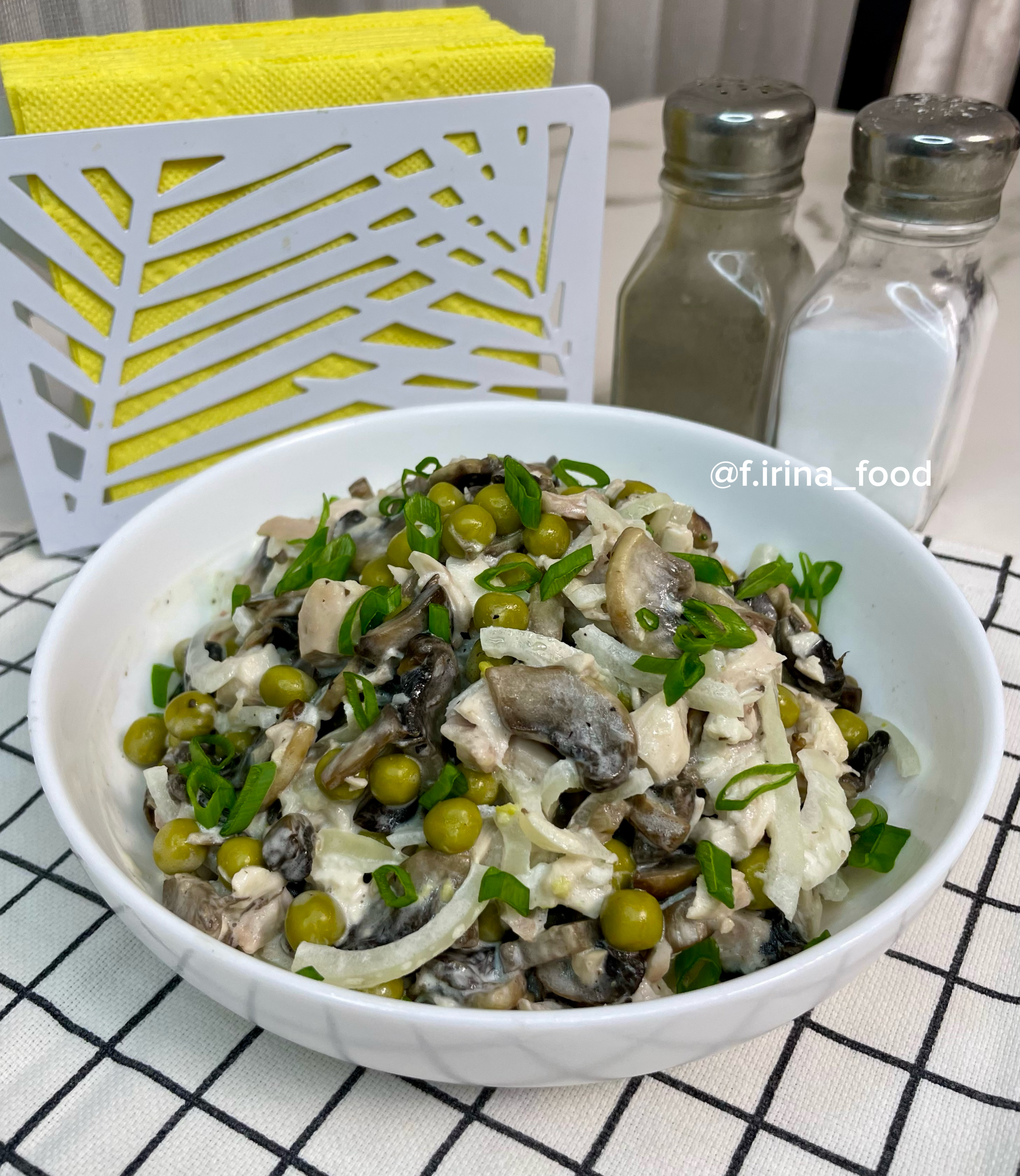 Салат с курицей, грибами и зеленым горошком